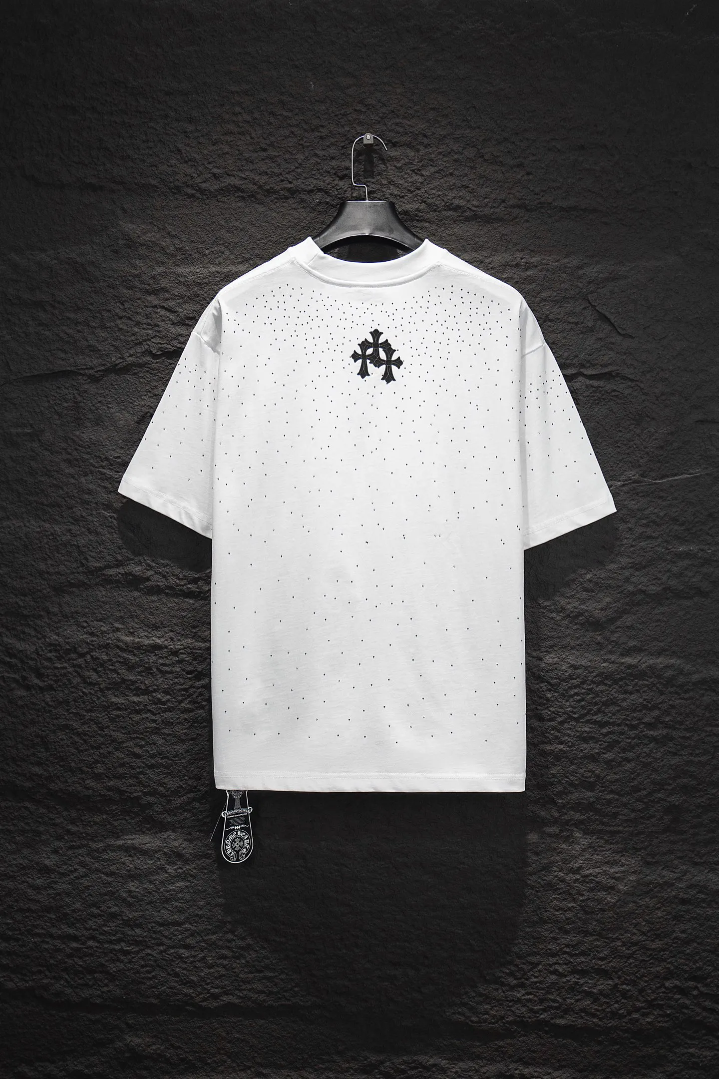 P200 🆕Chrome Hearts 25ss os version is really charming and Chrome Hearts is really a must-have. Every season’s new version is made to the extreme. It is very practical and can be worn casually. Nice✔️ - ⚠️100% cotton. It is made of 32-count double yarn, 260-gram weight fabric and imported knitted needle carded cotton. It has moderate thickness, drape and contour, and the upper body is comfortable! ! It is very tolerant to fat body types and can instantly lose five pounds after wearing it!  Specially ordered many Austrian hot diamonds, which have the bling bling effect of natural crystals under the light, with multi-faceted reflective points, and the production cost is extremely high. The laser molding includes a computer engraving machine and a laser machine, which are accurate in units of particles. Finally, it is hot and set at high temperature. After the hot ironing, the firmness needs to be tested repeatedly on the hot stamping. It can show colorful reflections under the light. The collar webbing extends to the shoulders for reinforcement, and the stitching at the joints. The hem and cuffs are all made with 0.2mm stitch double-thread stitching. They are carefully produced at a high cost. The attitude of making goods with a magnifying glass restores the quality and effect of the product. The full set of customized accessories only presents every detail to the customer. Printing is done using film printing. 50,000 positioning is very time-consuming. The body is treated with silicone elements, which greatly increases the interest of the clothing; unique visual effects. After special treatment, a unique effect is formed. An irregular hem is added to the version. This year's Kroxin is the main version. In the past two years, the oversize version has become the focus of the trend and has been a popular staple in the past two years. The change of designers has made this brand an instant hit. The progressive fashion of the times also needs the blood impact of fresh elements and trendy designs in order to continue its glory! It’s stylish both inside and outside, a must-have for high street travel! An absolute "eye-catching style" that can match couples 💏 Color: Black White Size: S M L XL